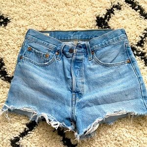 Levi’s high rise 501 shorts size 27 brand new